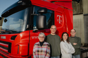 Directieleden van Firma Klouwers Terneuzen, staand voor een vrachtwagen